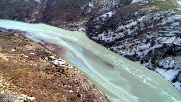 VIDEO Ekološka katastrofa, mazut u rijeci Zrmanji i Novigradskom moru